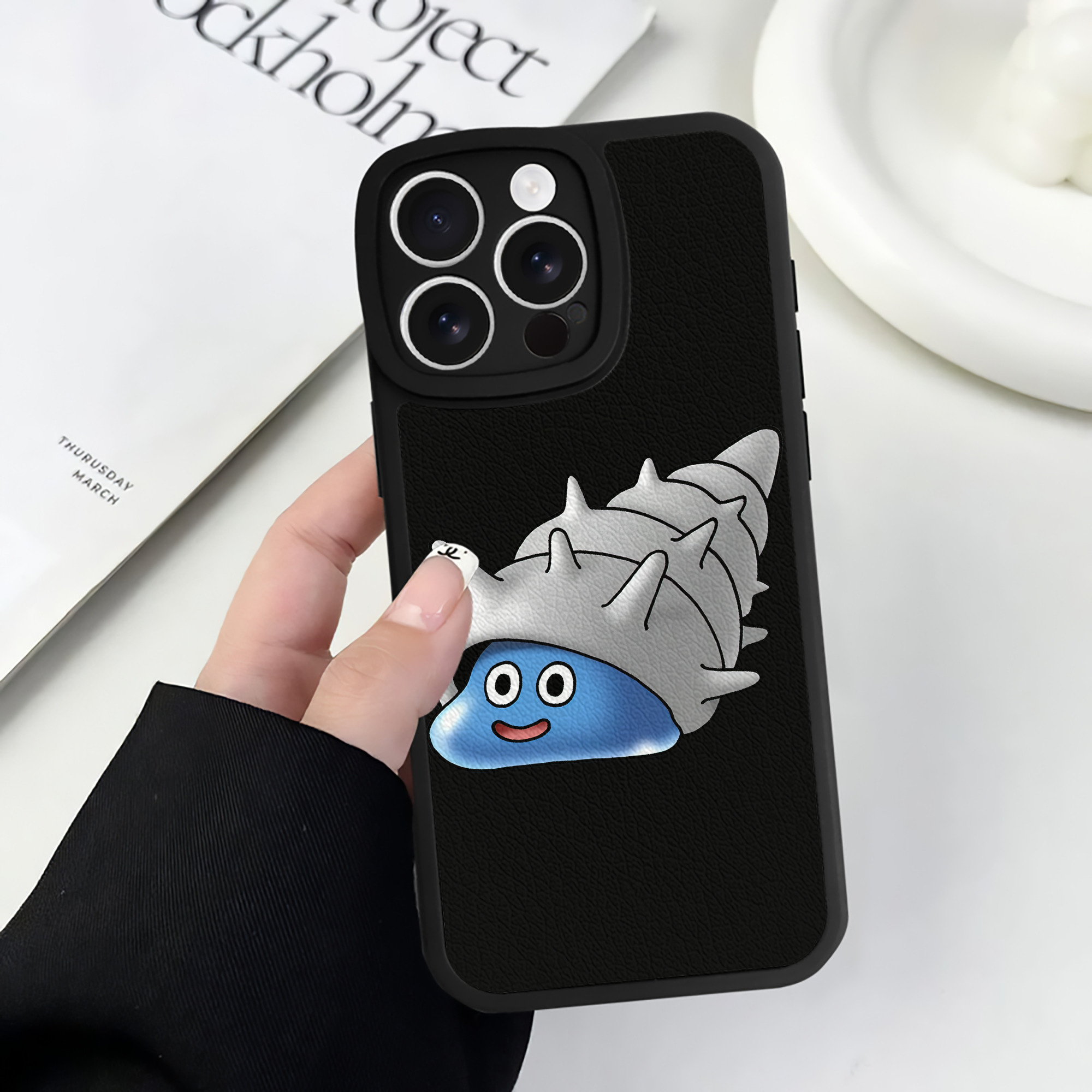 （画像用） ドラゴンクエスト Doragon Kuesuto Dragon Quest 【iPhone 16シリーズ対応】シリコンスマホケース（レザー調） 材質：シリコン